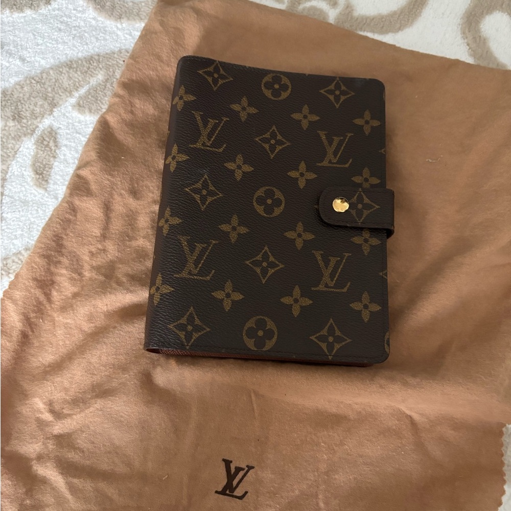 Louis Vuitton Medium Ring Agenda Cover
